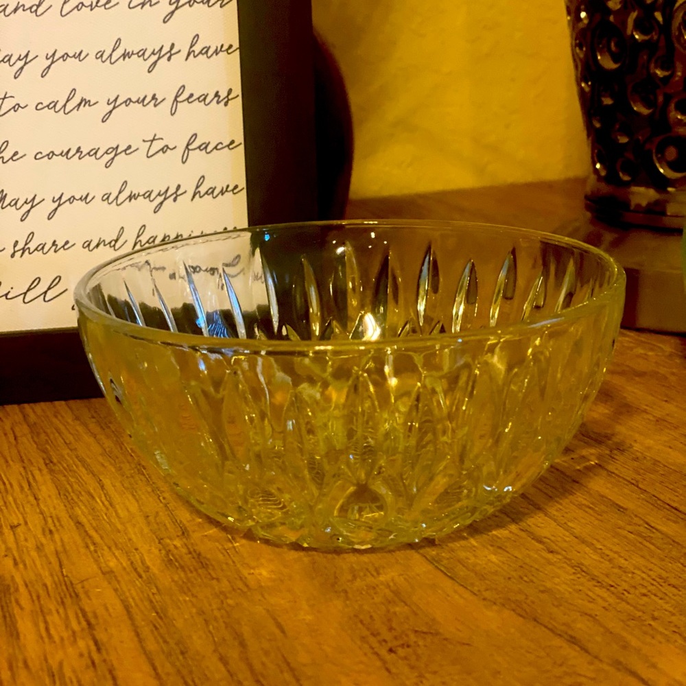 VINTAGE QUALITY  CRYSTAL CLEAR GLASS BOWL